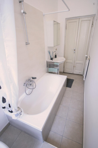 Fantastic double bedroom in a 5-bedroom apartment near Milano Repubblica train station - Gallery - 10