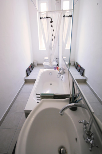 Fantastic double bedroom in a 5-bedroom apartment near Milano Repubblica train station