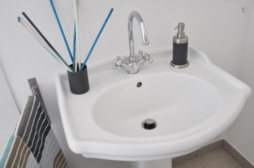 Fantastic double bedroom in a 5-bedroom apartment near Milano Repubblica train station - Gallery - 7