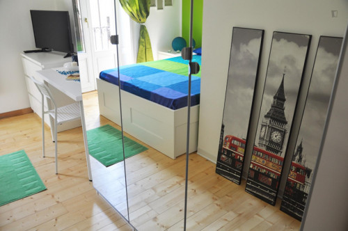 Fantastic double bedroom in a 5-bedroom apartment near Milano Repubblica train station - Gallery - 13