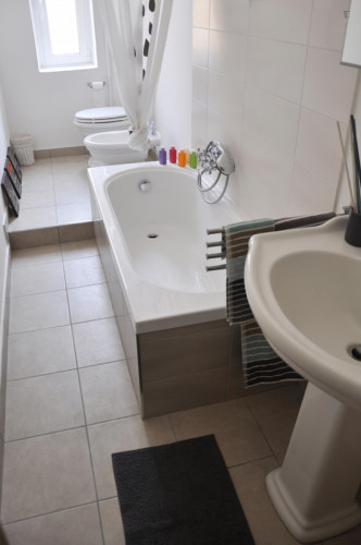 Fantastic double bedroom in a 5-bedroom apartment near Milano Repubblica train station - Gallery - 11