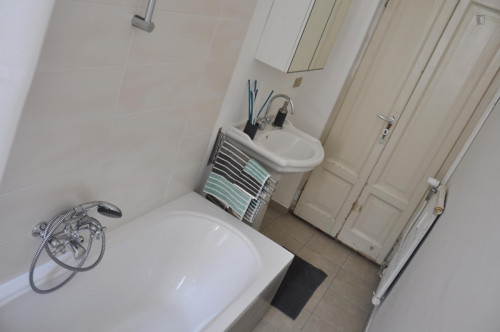 Fantastic double bedroom in a 5-bedroom apartment near Milano Repubblica train station - Gallery - 12