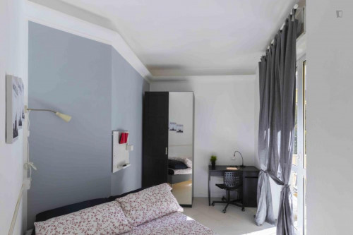 Alluring double bedroom in a 5-bedroom apartment in Calvairate