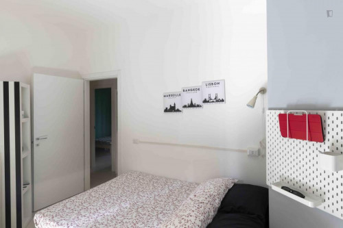 Alluring double bedroom in a 5-bedroom apartment in Calvairate