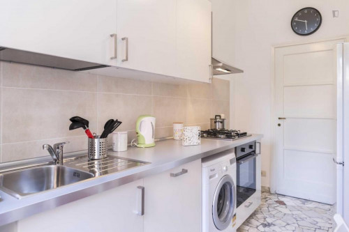 Comfy double bedroom in a 3-bedroom apartment near Sondrio metro station  - Gallery -  5