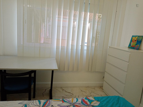 Single bedroom in 6-bedroom apartment