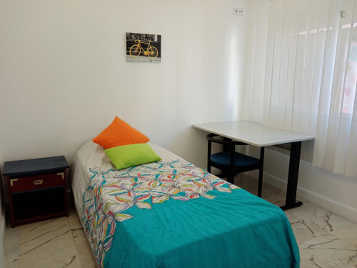 Single bedroom in 6-bedroom apartment