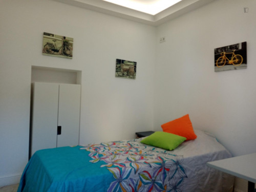 Single bedroom in 6-bedroom apartment