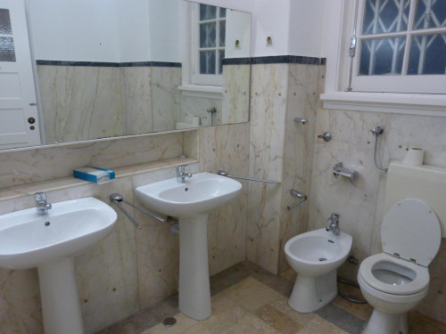 Single bedroom in 6-room apartment in Saldanha