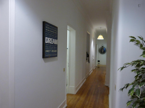 Single bedroom in 6-room apartment in Saldanha