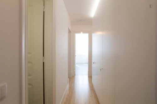 Airy double ensuite bedroom in Arroios