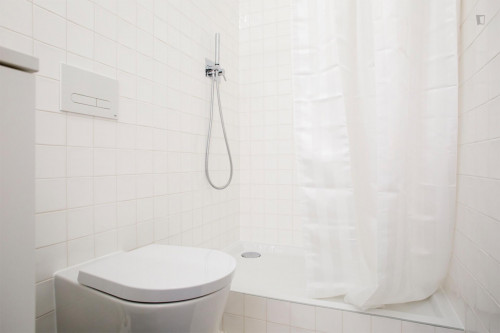 Airy double ensuite bedroom in Arroios