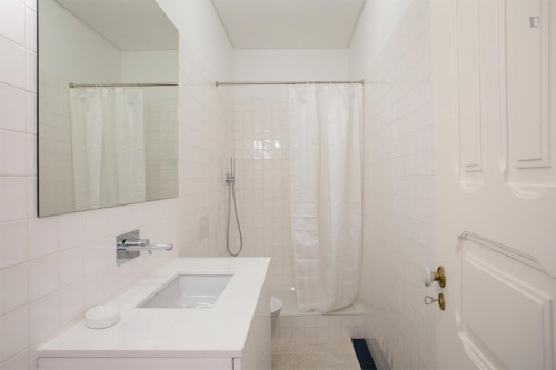 Airy double ensuite bedroom in Arroios  - Gallery -  5