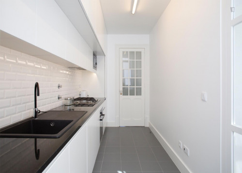 Airy double ensuite bedroom in Arroios