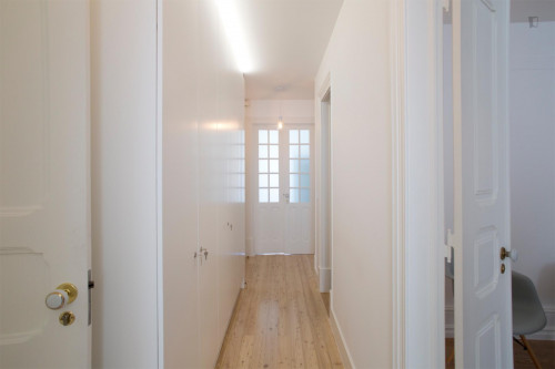 Airy double ensuite bedroom in Arroios