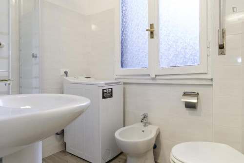 Homely double bedroom in a 4-bedroom apartment near Primaticcio M1 metro station - Gallery - 7