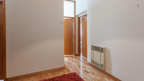 Double bedroom in spacious 4-bedroom apartment in lively Cedofeita