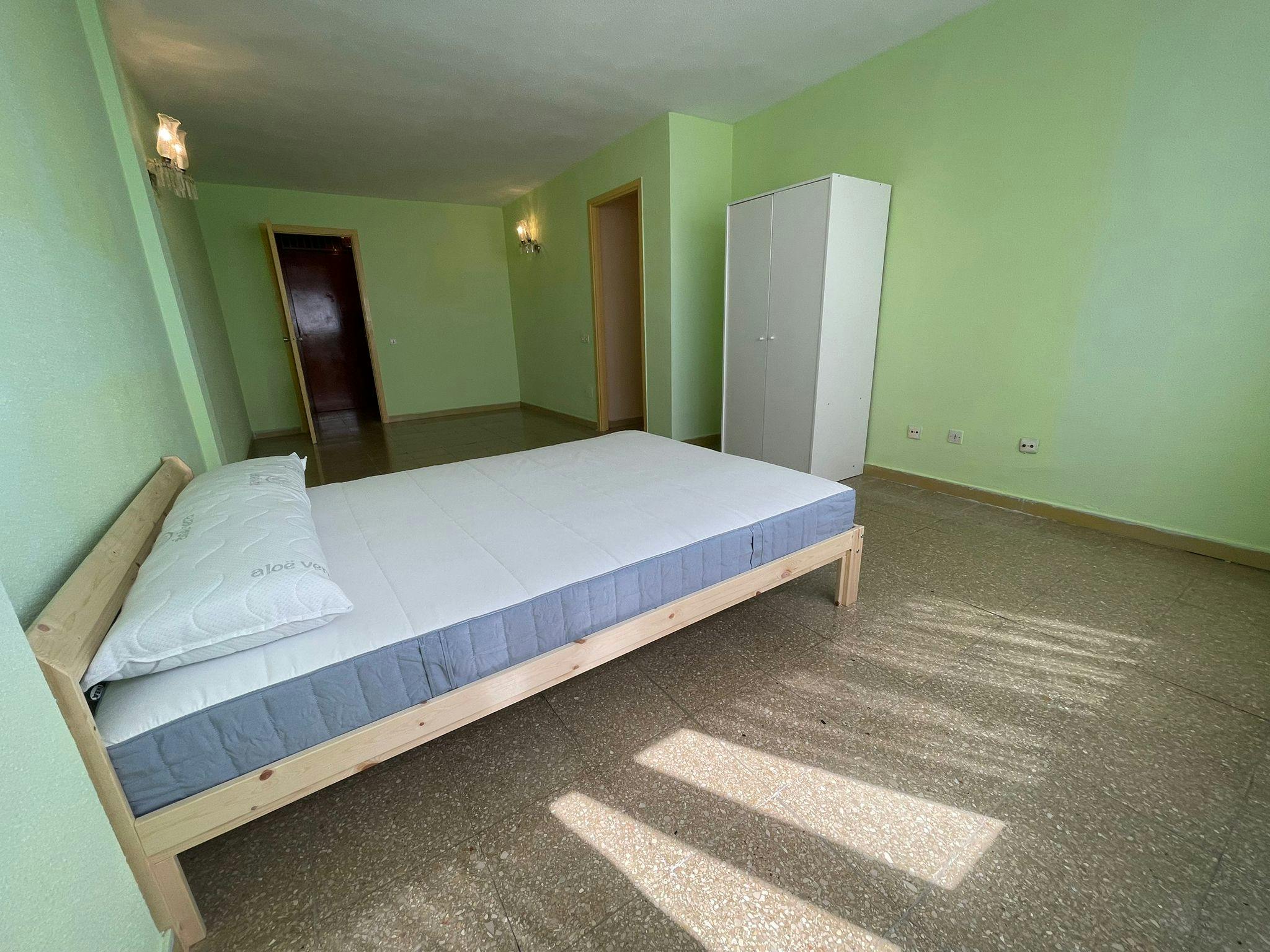 Private Room - Avenida Eufemiano Jurado, Las Palmas de Gran Canaria - Gallery - 1