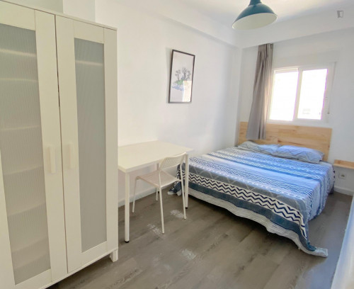 Sunny room near center with double bed, WIFI and TV for students