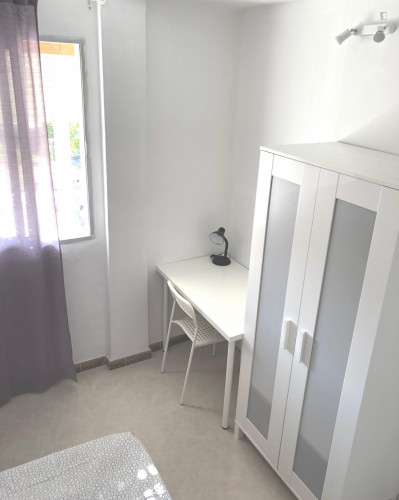 Sunny room near center with WIFI and TV for students
