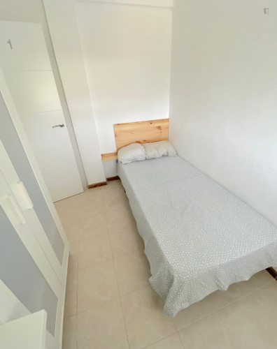 Sunny room near center with WIFI and TV for students