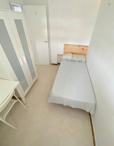Sunny room near center with WIFI and TV for students
