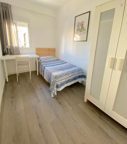 Sunny room near center with WIFI and TV for students