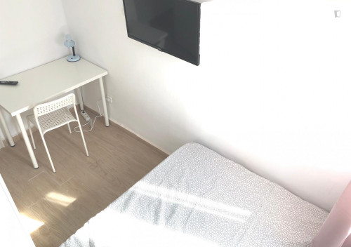 Sunny room near center with double bed, WIFI and TV for students