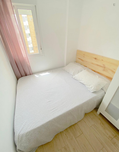 Sunny room near center with double bed, WIFI and TV for students