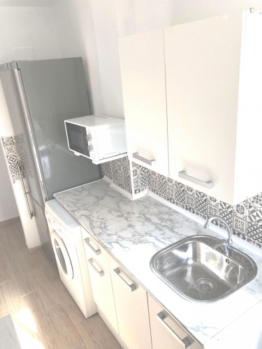 Sunny room near center with double bed, WIFI and TV for students  - Gallery -  5