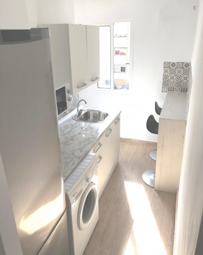 Sunny room near center with double bed, WIFI and TV for students
