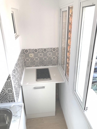 Premium sunny room near center with double bed, WIFI and TV for students - Gallery - 7