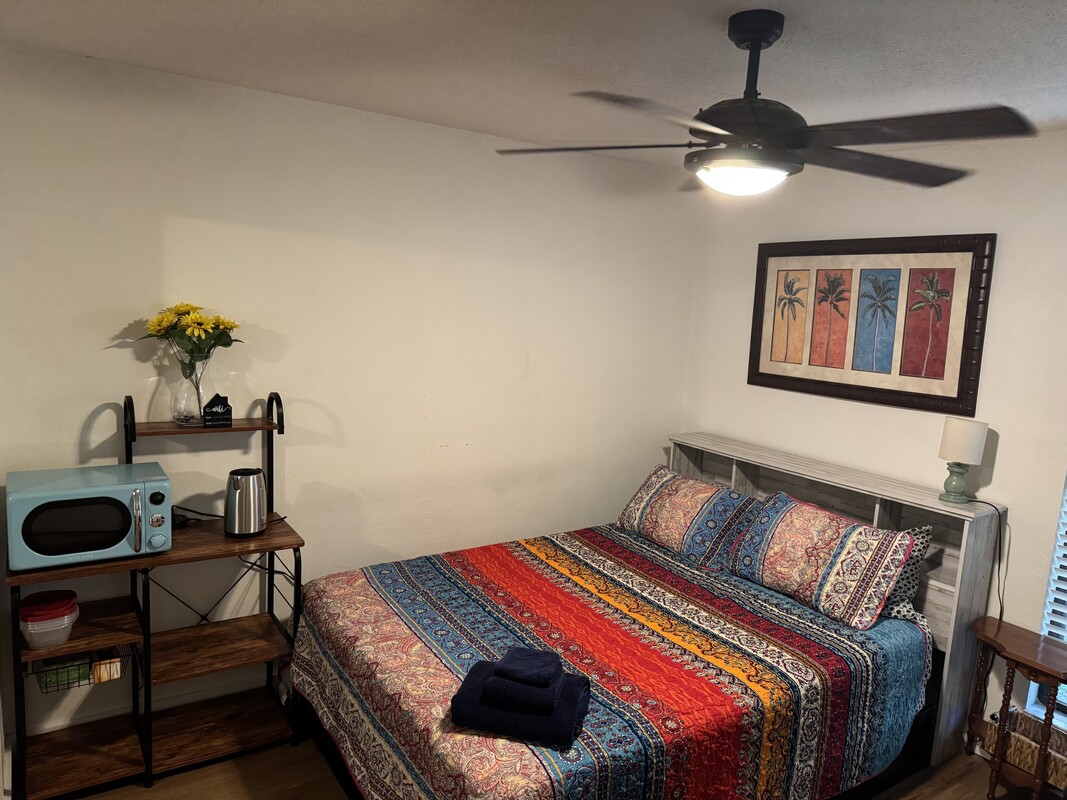 Private Queen Bedroom(Single Bed) - 1