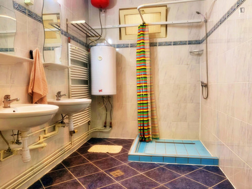 Neat ensuite twin bedroom near Boráros tér station