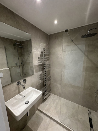 Newly Renovated 2-Room Apartment with Furnishing