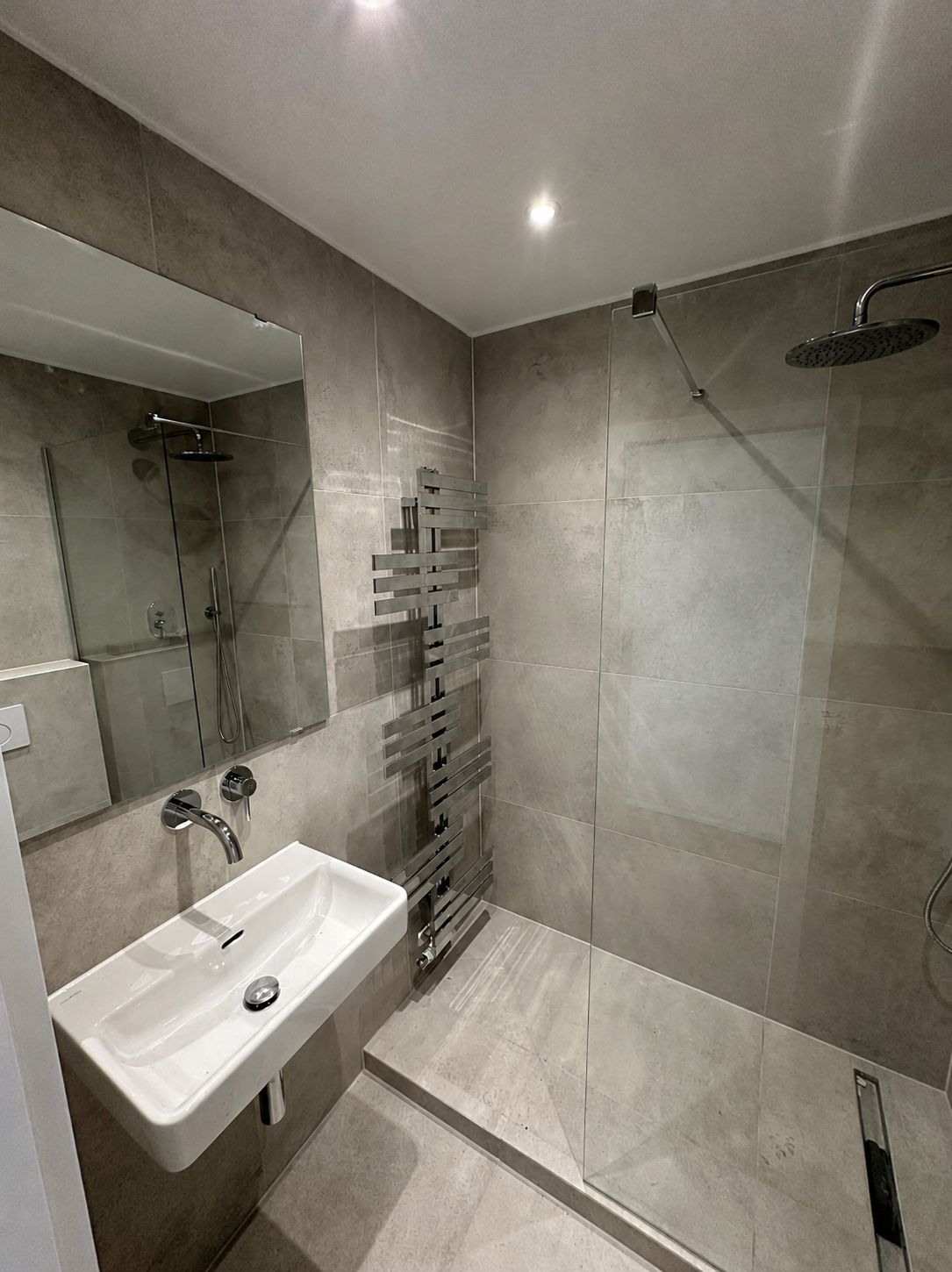 Newly Renovated 2-Room Apartment With Furnishing - 11