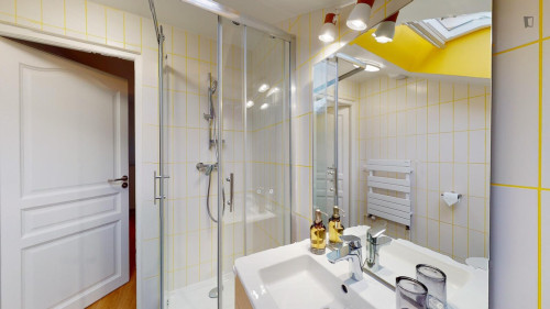 Inviting single ensuite bedroom, in a student house in Colombes