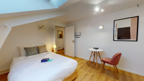 Inviting single ensuite bedroom, in a student house in Colombes