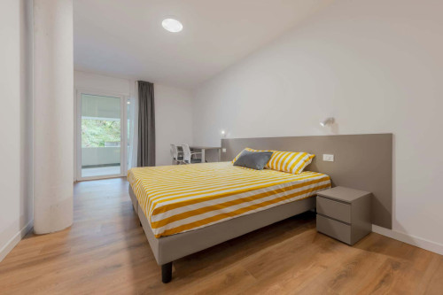 Room in Via della Malvasia, Trento for 630 m² with 11 bedrooms