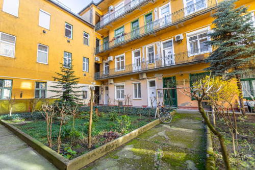 Inviting studio near Palace District