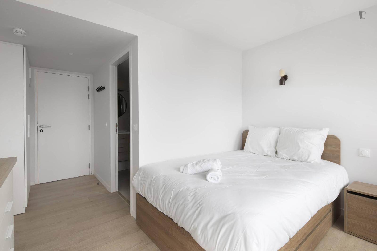  Comfortable Double Ensuite Bedroom In The 18th Arrondissement  -  Comfortable double ensuite bedroom in the 18th arrondissement  - Gallery -  1