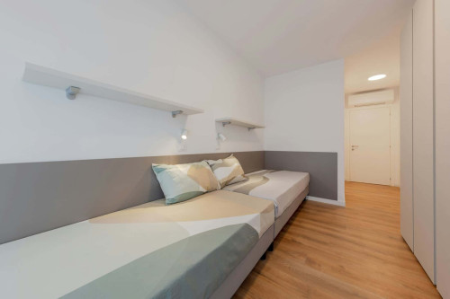 Room in Via della Malvasia, Trento for 630 m² with 11 bedrooms
