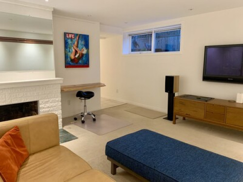 Bright, convenient location! 