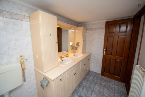Pleasant double bedroom near Athens