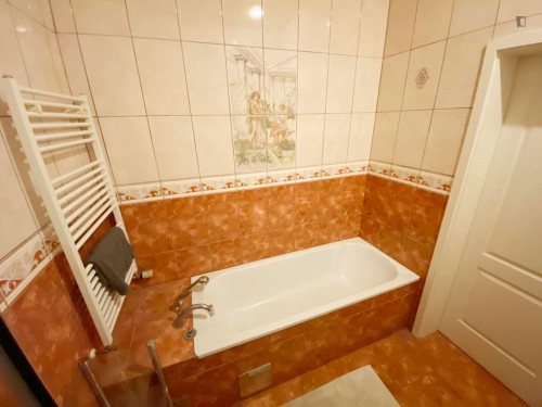 Bright double bedroom near the University of Music and Performing Arts  - Gallery -  5