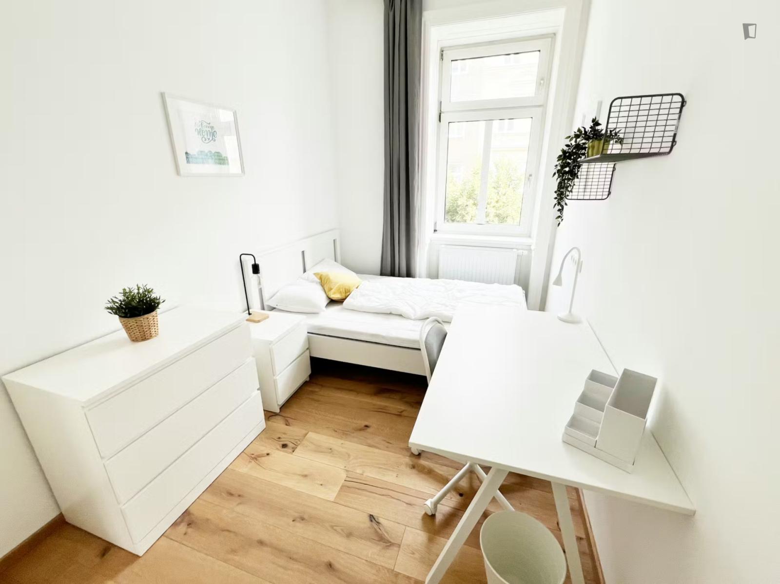 Inviting Double Bedroom Close To The University Of Applied Sciences BFI - Inviting double bedroom close to the University of Applied Sciences BFI - Gallery - 1