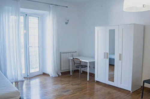 Room in Via Francesco Pallavicini, Roma for 94 m² with 3 bedrooms
