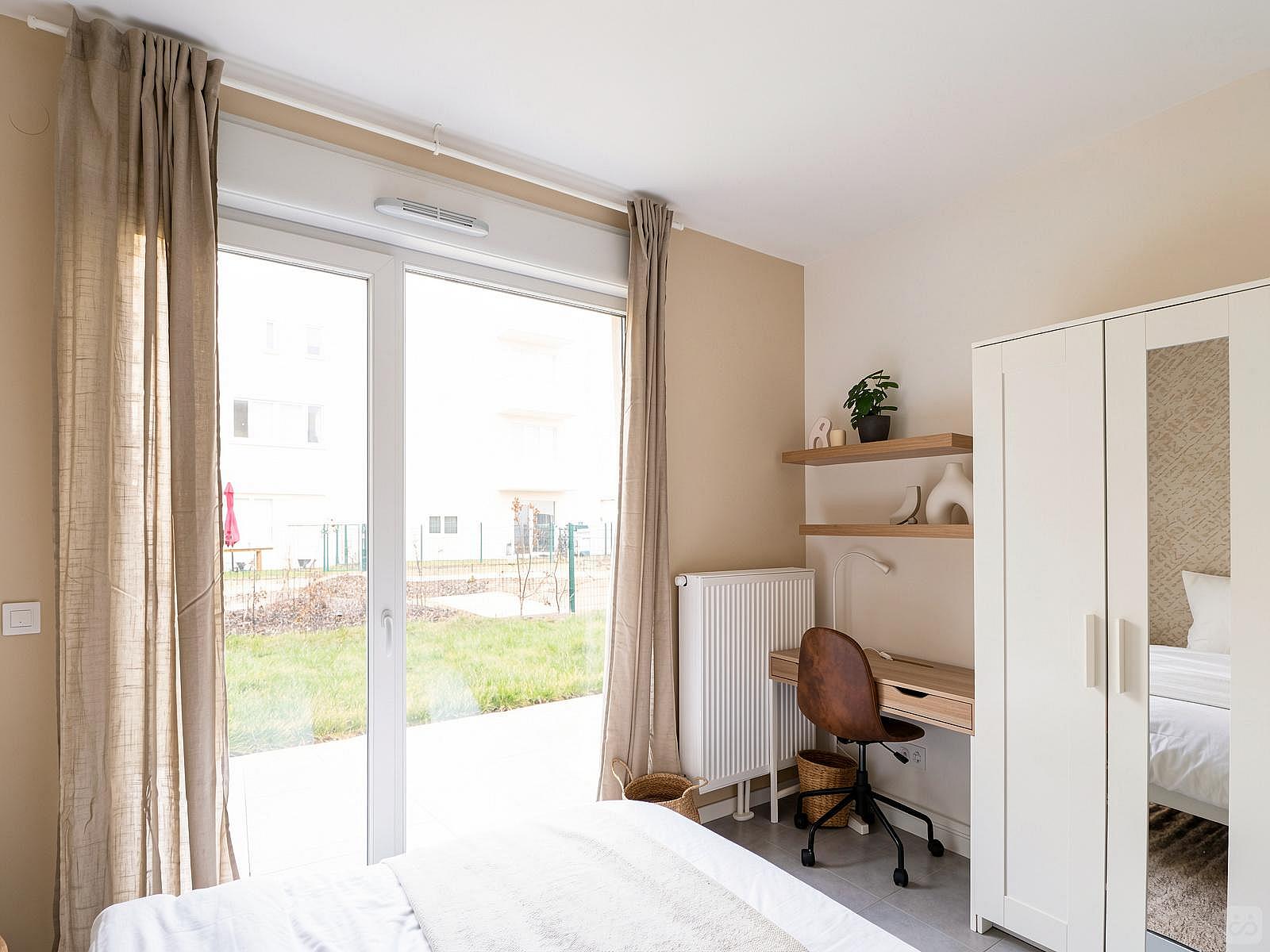 Rent This Large 18 M² Bedroom - 2