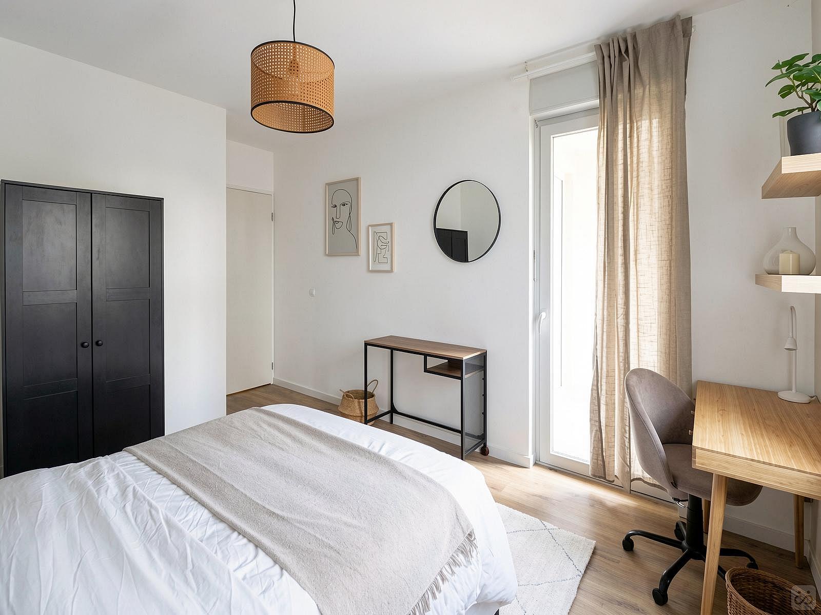 Rent This Luminous 15 M² Bedroom - 2