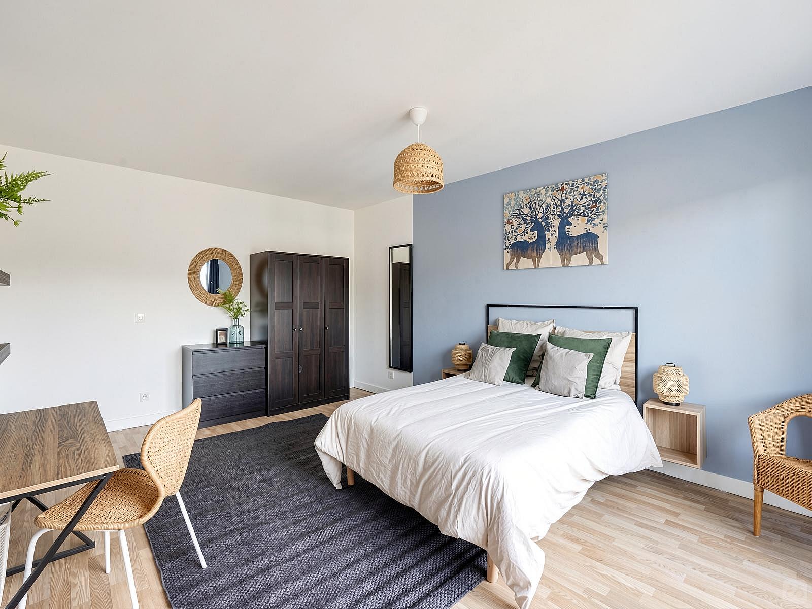 Settle Into This 22 M² Master Bedroom - 7